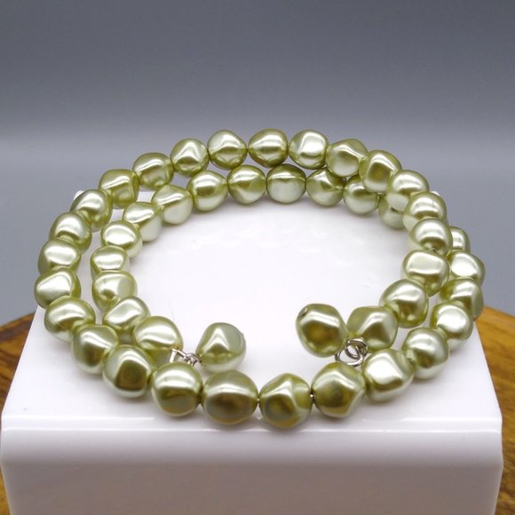 Vintage Faux Pearl Memory Wire Bracelet with Lustrous Chartreuse Beads - Picture 1 of 4